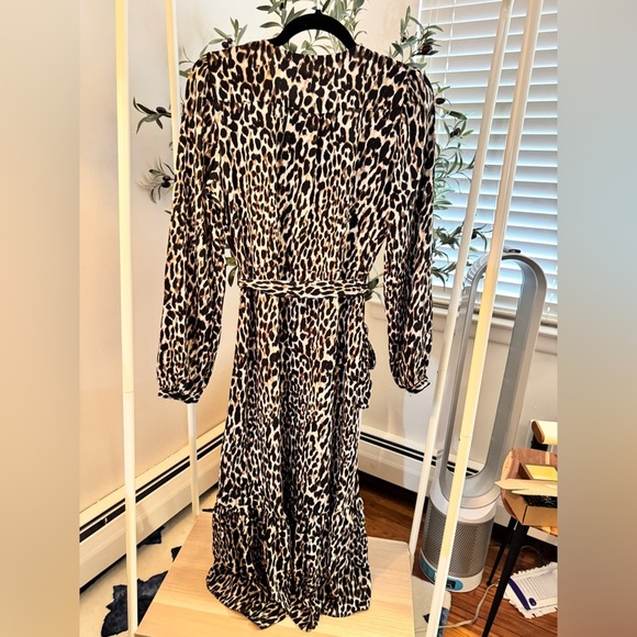 Banana Republic Leopard Print Midi Dress
Size 6 - Picture 8 of 12